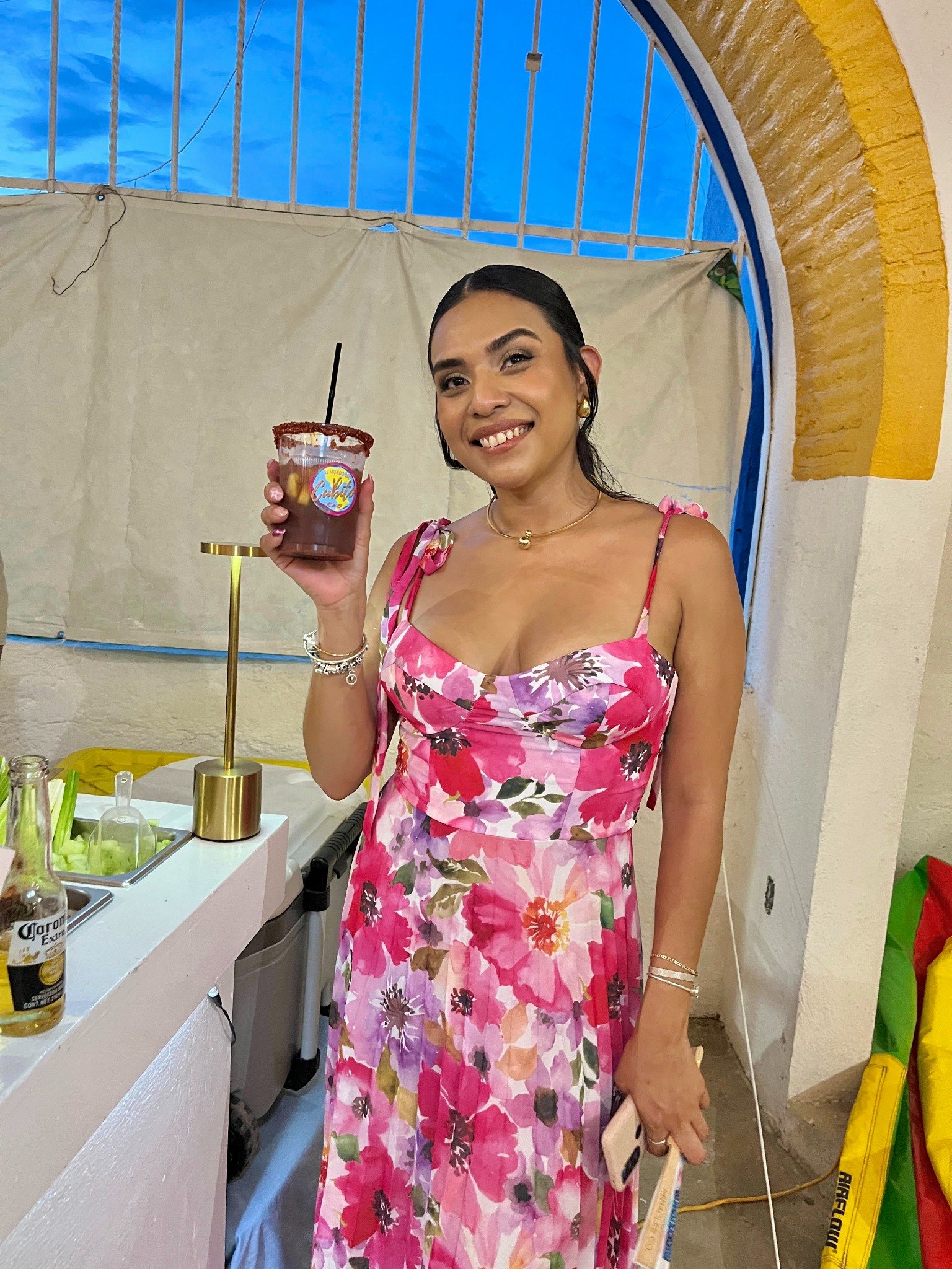 Mujer sosteniendo bebida