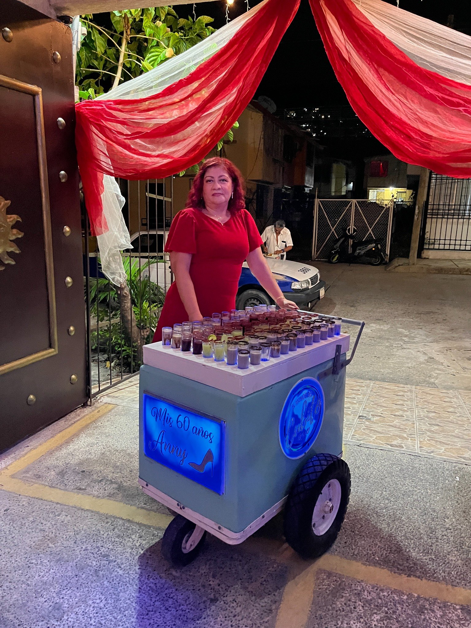 Carrito de shots con anfitriona